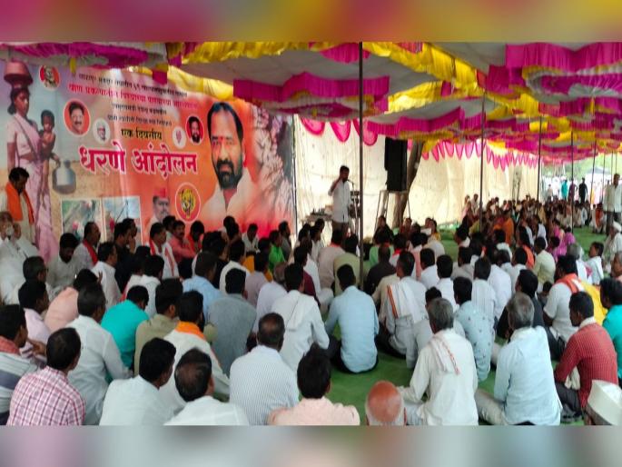 Lift moratorium on water reservation 69 villages villagers protest | पाणी आरक्षणावरील स्थगिती हटवा, ६९ गावातील ग्रामस्थांचे धरणे आंदाेलन  Lift moratorium on water reservation 69 villages villagers protest | पाणी आरक्षणावरील स्थगिती हटवा, ६९ गावातील ग्रामस्थांचे धरणे आंदाेलन