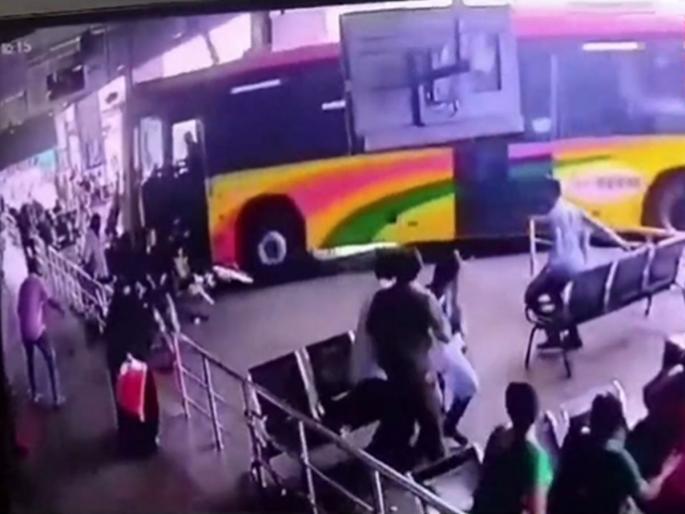 bus rams people waiting on terminal in vijayawada in andhra pradesh Watching the VIDEO | प्लॅटफॉर्मवर बसलेल्या प्रवाशांसाठी काळ बनली बस, 3 जणांना चिरडलं; VIDEO पाहून अंगावर शहारा येईल bus rams people waiting on terminal in vijayawada in andhra pradesh Watching the VIDEO | प्लॅटफॉर्मवर बसलेल्या प्रवाशांसाठी काळ बनली बस, 3 जणांना चिरडलं; VIDEO पाहून अंगावर शहारा येईल