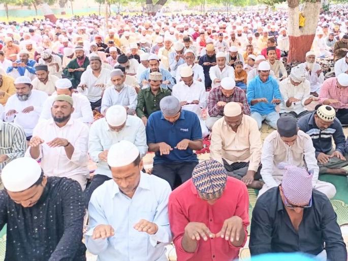 Mass prayer for rain by Muslim brothers in Jalgaon | ‘अल्लाह रहेम कर’ म्हणत जळगावात मुस्लीम बांधवांतर्फे पावसासाठी सामूहिक प्रार्थना Mass prayer for rain by Muslim brothers in Jalgaon | ‘अल्लाह रहेम कर’ म्हणत जळगावात मुस्लीम बांधवांतर्फे पावसासाठी सामूहिक प्रार्थना