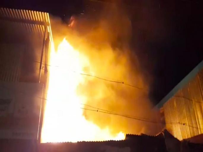 Lottery shop fire, loss of five lakhs Incident in Ausha | लॉटरी दुकानाला आग, पाच लाखांचे नुकसान! औशातील घटना Lottery shop fire, loss of five lakhs Incident in Ausha | लॉटरी दुकानाला आग, पाच लाखांचे नुकसान! औशातील घटना