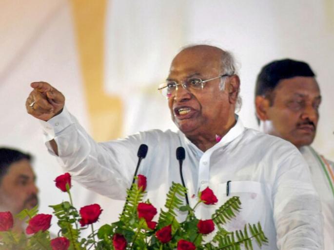 On Election Commission notice to Rahul Gandhi Mallikarjun Kharge says Let them send notice we will answer it | "त्यांना लोकशाही वाचवायची असेल तर..."; ECनं राहुल गांधींना बजवलेल्या नोटिशीवर काय म्हणाले खर्गे? On Election Commission notice to Rahul Gandhi Mallikarjun Kharge says Let them send notice we will answer it | "त्यांना लोकशाही वाचवायची असेल तर..."; ECनं राहुल गांधींना बजवलेल्या नोटिशीवर काय म्हणाले खर्गे?