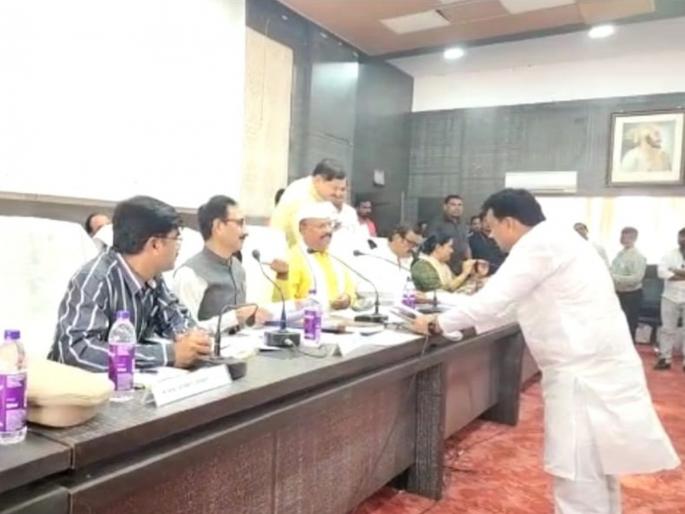 Verbal Clash Between Guardian Minister Abdul Sattar-MLA Navghare; Controversy over the chair in the planning committee meeting | पालकमंत्री अब्दूल सत्तार-आमदार नवघरे यांच्यात शाब्दिक चकमक; नियोजन समितीच्या बैठकीत खूर्चीवरून वाद Verbal Clash Between Guardian Minister Abdul Sattar-MLA Navghare; Controversy over the chair in the planning committee meeting | पालकमंत्री अब्दूल सत्तार-आमदार नवघरे यांच्यात शाब्दिक चकमक; नियोजन समितीच्या बैठकीत खूर्चीवरून वाद