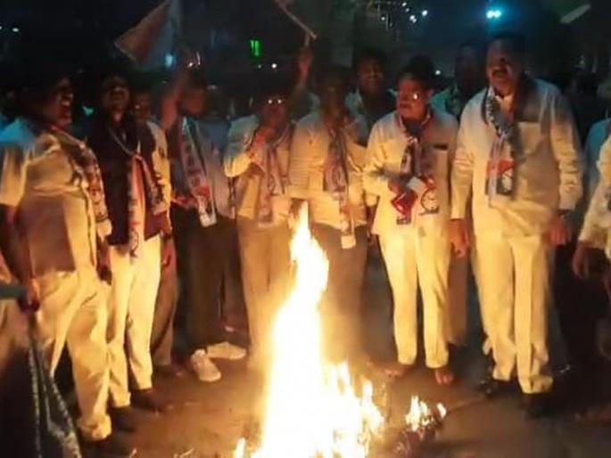 NCP protest against Abdul Sattar in Amalner symbolic effigy burnt | अमळनेर येथे अब्दुल सत्तारांविरोधात राष्ट्रवादीचं आंदोलन, सुप्रिया सुळेंवरील टीकेचा निषेध करत जाळला प्रतिकात्मक पुतळा NCP protest against Abdul Sattar in Amalner symbolic effigy burnt | अमळनेर येथे अब्दुल सत्तारांविरोधात राष्ट्रवादीचं आंदोलन, सुप्रिया सुळेंवरील टीकेचा निषेध करत जाळला प्रतिकात्मक पुतळा
