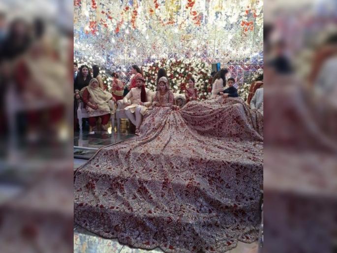 Bride In Pakistan When Attracted Worldwide Attention Because Of Her 100kg Wedding Day Lehenga | बाबो! नवरी नटली अन् गावभर चर्चा झाली; एक दोन नव्हे तर तब्बल १०० किलोचा घागरा