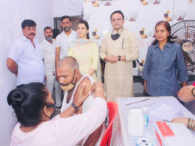 Special vaccination campaign in Dahisar for those without any identity card; This is the first such venture in Mumbai | कुठलेही ओळखपत्र नसलेल्यांसाठी दहिसरमध्ये विशेष लसीकरण मोहिम; मुंबईतील अशाप्रकारचा पहिलाच उपक्रम Special vaccination campaign in Dahisar for those without any identity card; This is the first such venture in Mumbai | कुठलेही ओळखपत्र नसलेल्यांसाठी दहिसरमध्ये विशेष लसीकरण मोहिम; मुंबईतील अशाप्रकारचा पहिलाच उपक्रम