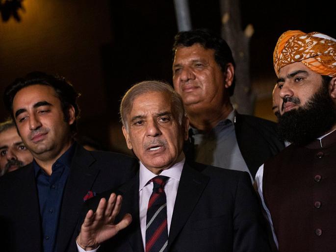 No cash no fuel big crisis in Pakistan government is examining the possibility of conserving fuel by reducing the number of working days | ना कॅश, ना इंधन, पाकवर मोठं संकट; तेल वाचवण्यासाठी कर्मचाऱ्यांना अधिक सुट्ट्या देण्याचा प्लॅन! No cash no fuel big crisis in Pakistan government is examining the possibility of conserving fuel by reducing the number of working days | ना कॅश, ना इंधन, पाकवर मोठं संकट; तेल वाचवण्यासाठी कर्मचाऱ्यांना अधिक सुट्ट्या देण्याचा प्लॅन!