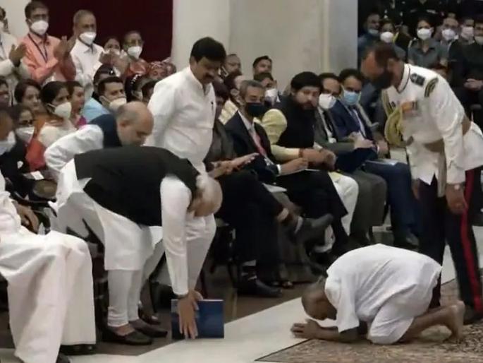 Swami Sivananda receives padma shri award for his contribution in the field of yoga PM Narendra Modi president Ramnath kovind | PM मोदींना दंडवत प्रणाम, पद्म पुरस्कार घेण्यासाठी पोहोचलेल्या 126 वर्षीय स्वामी शिवानंद यांचा VIDEO व्हायरल Swami Sivananda receives padma shri award for his contribution in the field of yoga PM Narendra Modi president Ramnath kovind | PM मोदींना दंडवत प्रणाम, पद्म पुरस्कार घेण्यासाठी पोहोचलेल्या 126 वर्षीय स्वामी शिवानंद यांचा VIDEO व्हायरल