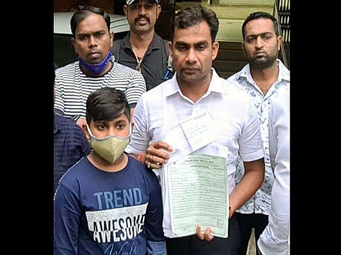 The parents demanded a reduction in fees, but the school sent the child's school leaving certificate at their home | शाळेची मुजोरी! पालकानं फी कमी करण्याची केली मागणी, शाळेनं थेट मुलाचा दाखलाच पाठवला घरी The parents demanded a reduction in fees, but the school sent the child's school leaving certificate at their home | शाळेची मुजोरी! पालकानं फी कमी करण्याची केली मागणी, शाळेनं थेट मुलाचा दाखलाच पाठवला घरी