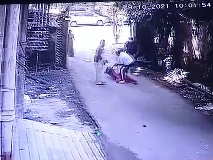 Ulhasnagar, social worker Sarita Khanchandani was beaten up by a contractor and a case was registered | Video : उल्हासनगरात सामाजिक कार्यकर्त्या सरिता खानचंदानी यांना ठेकेदाराकडून मारहाण, परस्पर गुन्हे दाखल Ulhasnagar, social worker Sarita Khanchandani was beaten up by a contractor and a case was registered | Video : उल्हासनगरात सामाजिक कार्यकर्त्या सरिता खानचंदानी यांना ठेकेदाराकडून मारहाण, परस्पर गुन्हे दाखल