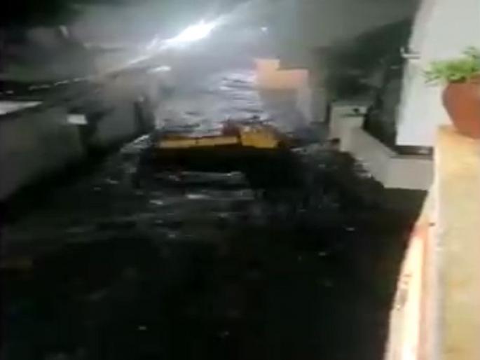 Heavy rain in Telangana lanes roads submerged following incessant rainfall in hyderabad | हैदराबादमध्ये मुसळधार पावसाने पूर; नाल्यात दोन जण गेले वाहून, रस्त्यावर तरंगताना दिसली वाहने Heavy rain in Telangana lanes roads submerged following incessant rainfall in hyderabad | हैदराबादमध्ये मुसळधार पावसाने पूर; नाल्यात दोन जण गेले वाहून, रस्त्यावर तरंगताना दिसली वाहने
