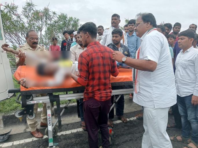 Two persons seriously injured in a collision with an unknown vehicle, BJP MLA Sameer Kunawar ran to help | अज्ञात वाहनाच्या धडकेत दोन जण गंभीर जखमी, भाजपचे आमदार समीर कुणावार धावले मदतीला Two persons seriously injured in a collision with an unknown vehicle, BJP MLA Sameer Kunawar ran to help | अज्ञात वाहनाच्या धडकेत दोन जण गंभीर जखमी, भाजपचे आमदार समीर कुणावार धावले मदतीला