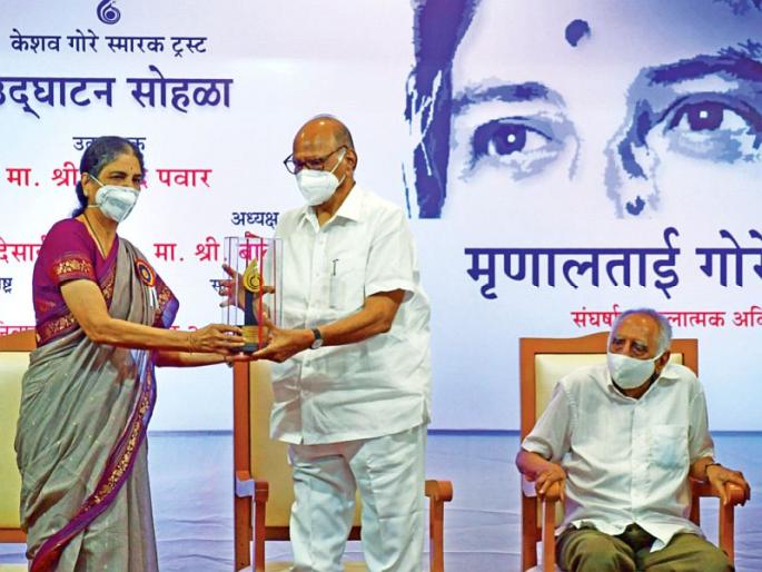 Sharad Pawar says communication Lost from politics | राजकारणातून संवाद हरवला; कोणीही उठतो अन् कोथळा काढण्याची भाषा करतो - शरद पवार Sharad Pawar says communication Lost from politics | राजकारणातून संवाद हरवला; कोणीही उठतो अन् कोथळा काढण्याची भाषा करतो - शरद पवार