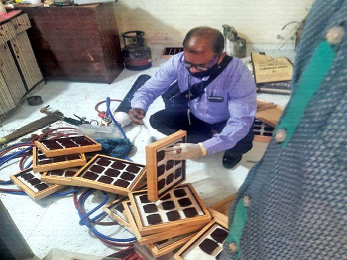 Looting of jewellery worth Rs 1.5 crore in Thane | ठाण्यात सराफाच्या दुकानातून दीड कोटीच्या दागिन्यांची लूट, भिंत फोडून चोरट्यांचा शिरकाव Looting of jewellery worth Rs 1.5 crore in Thane | ठाण्यात सराफाच्या दुकानातून दीड कोटीच्या दागिन्यांची लूट, भिंत फोडून चोरट्यांचा शिरकाव