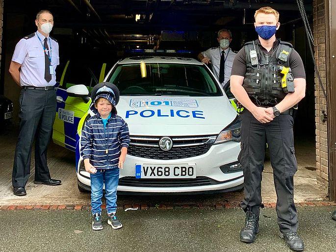 England 5 year old boy saves his mother's life dialed emergency number | डायबेटीक कोमात होती आई, 5 वर्षांच्या मुलाच्या ‘खेळण्या’ने वाचवला जीव! England 5 year old boy saves his mother's life dialed emergency number | डायबेटीक कोमात होती आई, 5 वर्षांच्या मुलाच्या ‘खेळण्या’ने वाचवला जीव!