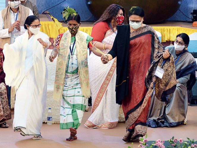 West Bengal CM Mamata Banerjee breaks into a dance with folk artists then targeted bjp | PHOTO : निवडणूक प्रचारादरम्यान व्यासपीठावरच ममता बॅनर्जींचा डान्स, मग भाजपवर साधला निशाणा West Bengal CM Mamata Banerjee breaks into a dance with folk artists then targeted bjp | PHOTO : निवडणूक प्रचारादरम्यान व्यासपीठावरच ममता बॅनर्जींचा डान्स, मग भाजपवर साधला निशाणा