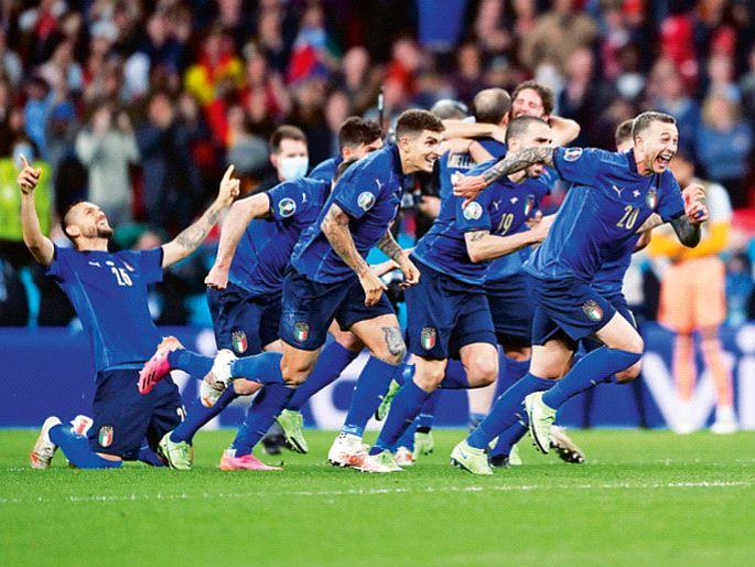 Euro Cup football: Italy in the final; Spain thrashed in the semifinals | युरो चषक फुटबॉल : इटलीची अंतिम फेरीत धडक; स्पेनला उपांत्य सामन्यात धक्का