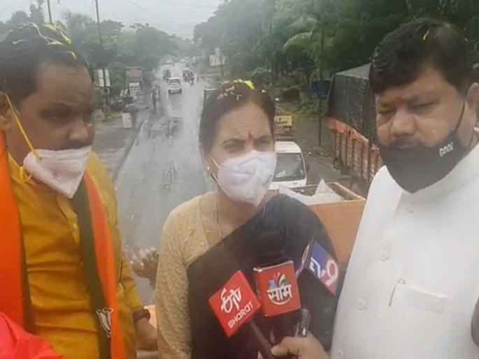 District administration ignoring to Union Minister of State for Health; Dr. Bharti Pawar lashed out the Collector | केंद्रीय आरोग्य राज्यमंत्र्याकडे जिल्हा प्रशासनाची डोळेझाक; डॉ. भारती पवार जिल्हाधिकाऱ्यांवर भडकल्या District administration ignoring to Union Minister of State for Health; Dr. Bharti Pawar lashed out the Collector | केंद्रीय आरोग्य राज्यमंत्र्याकडे जिल्हा प्रशासनाची डोळेझाक; डॉ. भारती पवार जिल्हाधिकाऱ्यांवर भडकल्या