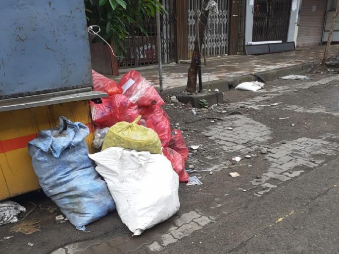 Covid hospital waste on the streets; An atmosphere of concern among the citizens in dombivali | Coronavirus: कोविड रुग्णालयाचा कचरा रस्त्यावर; नागरिकांमध्ये चिंतेचे वातावरण Covid hospital waste on the streets; An atmosphere of concern among the citizens in dombivali | Coronavirus: कोविड रुग्णालयाचा कचरा रस्त्यावर; नागरिकांमध्ये चिंतेचे वातावरण