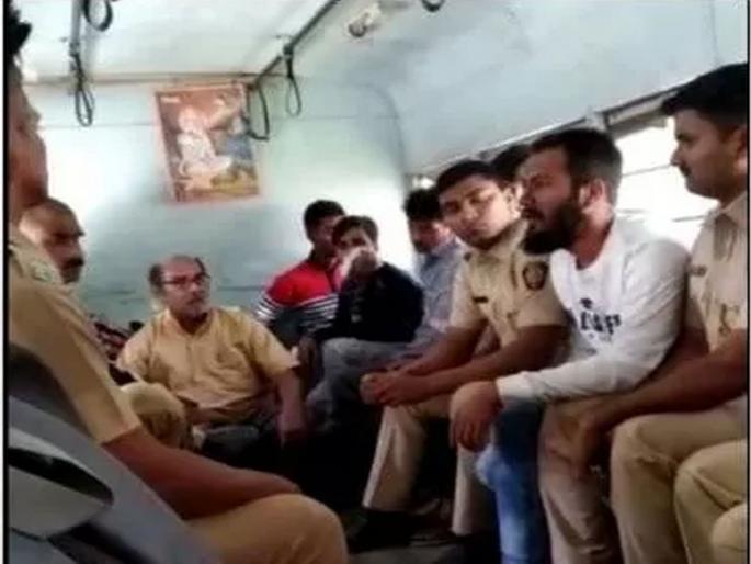 prisoner attack on police and spit on his body BKP | धावत्या व्हॅनमध्ये कैदी पोलिसांवर गेला धावून, अंगावर थुंकून घेतला चावा prisoner attack on police and spit on his body BKP | धावत्या व्हॅनमध्ये कैदी पोलिसांवर गेला धावून, अंगावर थुंकून घेतला चावा