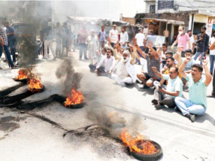 Lathimar on the front of Kashmiri Pandits; Tensions after the murder | काश्मिरी पंडितांच्या मोर्चावर लाठीमार; हत्येनंतर तणाव Lathimar on the front of Kashmiri Pandits; Tensions after the murder | काश्मिरी पंडितांच्या मोर्चावर लाठीमार; हत्येनंतर तणाव