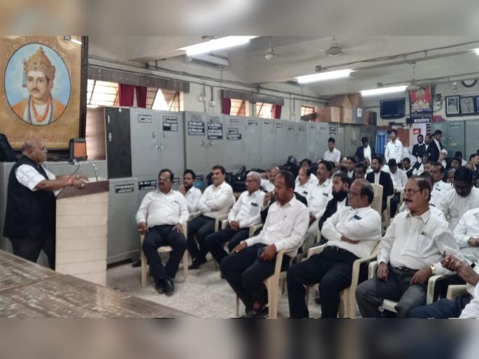 Strike by hundreds of lawyers in Solapur; The resolution was passed by the Bar Association | सोलापुरातील शेकडो वकिलांचे कामबंद आंदोलन; बार असोसिएशनने केला ठराव Strike by hundreds of lawyers in Solapur; The resolution was passed by the Bar Association | सोलापुरातील शेकडो वकिलांचे कामबंद आंदोलन; बार असोसिएशनने केला ठराव