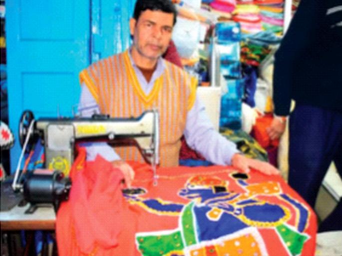 Hanuman flag will be on the peak of Ram temple! Prepared by Ghulam Bhai, a famous craftsman of Jharkhand | राम मंदिराच्या कळसावर असणार हनुमान ध्वज! झारखंडचे प्रसिद्ध कारागीर गुलाम भाईंनी केला तयार Hanuman flag will be on the peak of Ram temple! Prepared by Ghulam Bhai, a famous craftsman of Jharkhand | राम मंदिराच्या कळसावर असणार हनुमान ध्वज! झारखंडचे प्रसिद्ध कारागीर गुलाम भाईंनी केला तयार