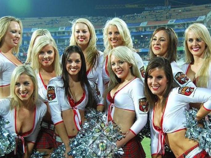This is the true reality of IPL cheerleaders' life, can't get a job only on the strength of dance | असं आहे IPL चिअरलीडर्सच्या आयुष्याचं खरं वास्तव, केवळ डान्सच्या बळावरच नाही मिळत नोकरी!