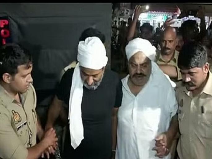 17 police personnel posted in Atiq Ahmed security suspended security beefed up at CM Yogi's residence | Atiq Ahmed, Ashraf Shot Dead : अतीकच्या सुरक्षेत तैनात 17 पोलीस कर्मचारी निलंबित, CM योगींच्या निवासस्थानाची सुरक्षा वाढवली