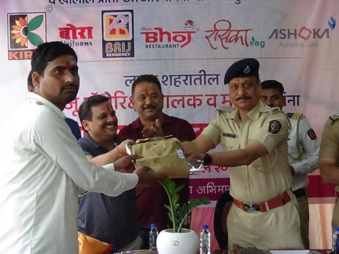 Constructive initiative of the Transport Department; Uniform gift to 1000 auto drivers! | वाहतूक शाखेचा विधायक उपक्रम; १००० ॲटोचालकांना गणवेश भेट! Constructive initiative of the Transport Department; Uniform gift to 1000 auto drivers! | वाहतूक शाखेचा विधायक उपक्रम; १००० ॲटोचालकांना गणवेश भेट!