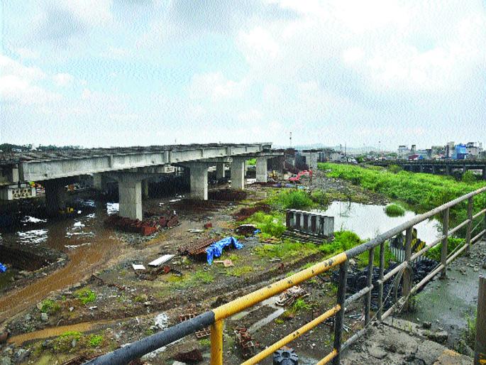 Roads, bridges work slowly, traffic congestion in JNPT area | रस्ते, पुलांचे काम संथगतीने, जेएनपीटी परिसरात वाहतूककोंडी Roads, bridges work slowly, traffic congestion in JNPT area | रस्ते, पुलांचे काम संथगतीने, जेएनपीटी परिसरात वाहतूककोंडी