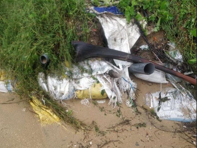 Shacks of sewage in the Kolva beach | कोलव्यात शॅक्सचे सांडपाणी किनाऱ्यावर, जमिनीची धूप झाल्याने बेकायदेशीरपणा उघड Shacks of sewage in the Kolva beach | कोलव्यात शॅक्सचे सांडपाणी किनाऱ्यावर, जमिनीची धूप झाल्याने बेकायदेशीरपणा उघड