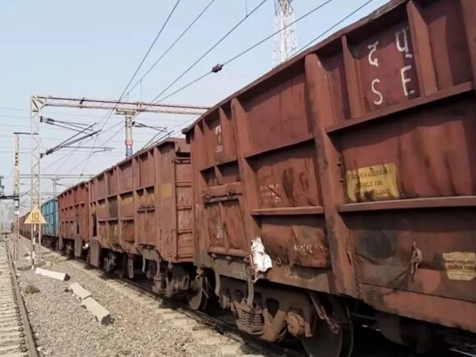 Coupling of goods train broke near Bhandara, rail traffic affected | भंडाऱ्याजवळ मालगाडीची कप्लिंग तुटली, रेल्वे वाहतूक प्रभावित Coupling of goods train broke near Bhandara, rail traffic affected | भंडाऱ्याजवळ मालगाडीची कप्लिंग तुटली, रेल्वे वाहतूक प्रभावित