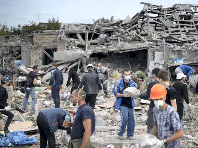 Russia Ukraine War: Devastated by the loss of Kherson, Russia fires 100 missiles at Ukraine, blackout declared in Kiev, situation 'serious' | Russia Ukraine War: खेरसॉन गमावल्याने बिथरलेल्या रशियानं युक्रेनवर डगले 100 मिसाइल, कीवमध्ये ब्लॅकआऊट घोषित; स्थिती 'गंभीर' Russia Ukraine War: Devastated by the loss of Kherson, Russia fires 100 missiles at Ukraine, blackout declared in Kiev, situation 'serious' | Russia Ukraine War: खेरसॉन गमावल्याने बिथरलेल्या रशियानं युक्रेनवर डगले 100 मिसाइल, कीवमध्ये ब्लॅकआऊट घोषित; स्थिती 'गंभीर'
