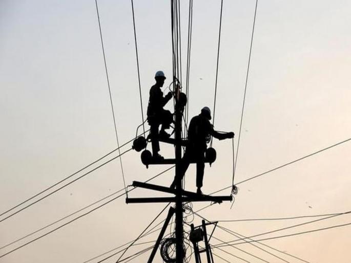 Shock to contract electricity workers; The plan now even in Mumbai | कंत्राटी वीज कामगारांना ‘शॉक’; कामगारांना कामावरून कमी करण्याचे लोण आता मुंबईतही Shock to contract electricity workers; The plan now even in Mumbai | कंत्राटी वीज कामगारांना ‘शॉक’; कामगारांना कामावरून कमी करण्याचे लोण आता मुंबईतही