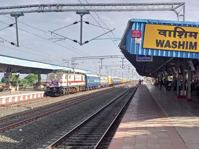 Intercity Express ran on electricity till Hingoli | इंटरसीटी एक्सप्रेस हिंगोलीपर्यंत विजेवर धावली Intercity Express ran on electricity till Hingoli | इंटरसीटी एक्सप्रेस हिंगोलीपर्यंत विजेवर धावली