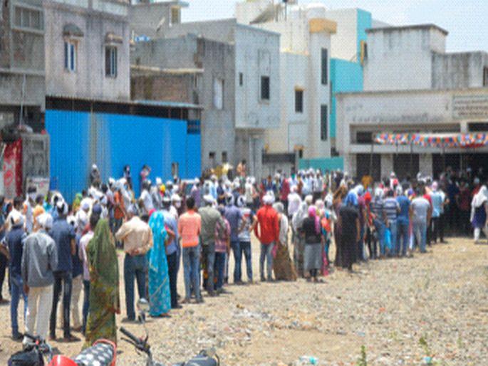 Citizens lined up for hours for the Corona Vaccination | लसीकरण नव्हे शिक्षा? नागरिक तासन्तास रांगेत; ज्येष्ठांची दमछाक Citizens lined up for hours for the Corona Vaccination | लसीकरण नव्हे शिक्षा? नागरिक तासन्तास रांगेत; ज्येष्ठांची दमछाक
