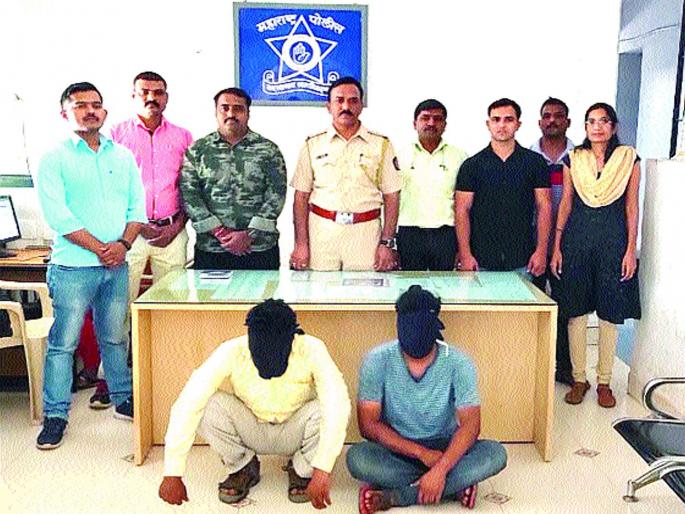 In the custody of the burglary police, they seized Rs | घरफोडी करणारे पोलिसांच्या ताब्यात, दोन लाख २४ हजार २५० रुपयांचा ऐवज हस्तगत In the custody of the burglary police, they seized Rs | घरफोडी करणारे पोलिसांच्या ताब्यात, दोन लाख २४ हजार २५० रुपयांचा ऐवज हस्तगत