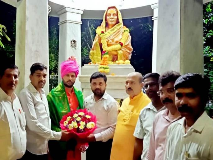 Descendants of Ahilya Devi Holkar visit Ahilya Devi Holkar Memorial in Thane | अहिल्यादेवी होळकरांच्या वंशजांनी दिली ठाण्यातील अहिल्यादेवी होळकर स्मारकाला भेट Descendants of Ahilya Devi Holkar visit Ahilya Devi Holkar Memorial in Thane | अहिल्यादेवी होळकरांच्या वंशजांनी दिली ठाण्यातील अहिल्यादेवी होळकर स्मारकाला भेट