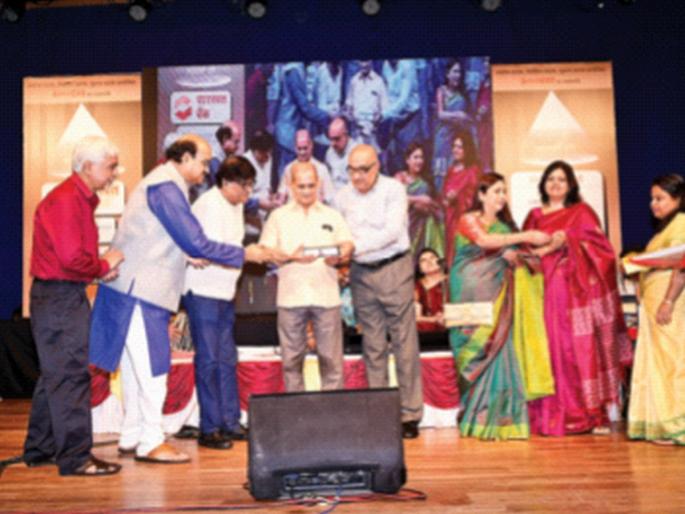 When the backstage artistes body is tired, the hands should be spread in front of whom | शरीर थकल्यावर हात कोणापुढे पसरायचे...? When the backstage artistes body is tired, the hands should be spread in front of whom | शरीर थकल्यावर हात कोणापुढे पसरायचे...?