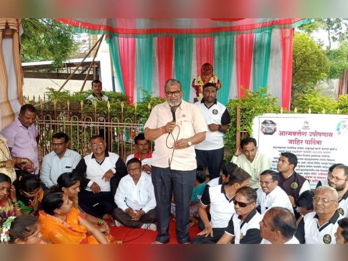 Agitation in the Karmaveer Anna's village for the development of the school | कर्मवीर अण्णांच्या गावातच शाळेच्या विकासासाठी आत्मक्लेष आंदोलन Agitation in the Karmaveer Anna's village for the development of the school | कर्मवीर अण्णांच्या गावातच शाळेच्या विकासासाठी आत्मक्लेष आंदोलन