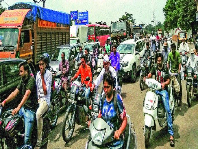 Ten minutes of journey hour, Khadki-Bopodi road, due to lack of proper administration of administration, traffic constraints can cause trouble | दहा मिनिटांचा प्रवास तासावर, खडकी-बोपोडी रस्ता, प्रशासनाचे योग्य नियोजन नसल्याने वाहतूक कोंडीचा होतोय त्रास Ten minutes of journey hour, Khadki-Bopodi road, due to lack of proper administration of administration, traffic constraints can cause trouble | दहा मिनिटांचा प्रवास तासावर, खडकी-बोपोडी रस्ता, प्रशासनाचे योग्य नियोजन नसल्याने वाहतूक कोंडीचा होतोय त्रास