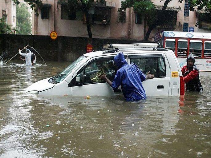 Heavy rain in mumbai water logging in covid special jj hospital. | मुंबईत मुसळधार, कोविड स्पेशल जेजे रुग्णालयात घुसलं पाणी; आदित्य ठाकरेंचं घरातच थांबण्याचं आवाहन Heavy rain in mumbai water logging in covid special jj hospital. | मुंबईत मुसळधार, कोविड स्पेशल जेजे रुग्णालयात घुसलं पाणी; आदित्य ठाकरेंचं घरातच थांबण्याचं आवाहन