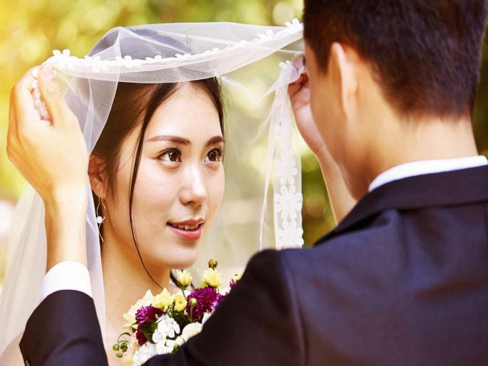 If you get married and give birth to a child, you will get money | लग्न करून मूल जन्माला घातल्यास पैसेच पैसे! If you get married and give birth to a child, you will get money | लग्न करून मूल जन्माला घातल्यास पैसेच पैसे!