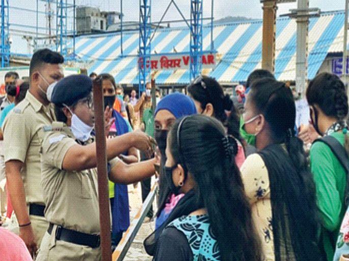 Crowd of women at Virar station not allowed to travel by train | महिलांच्या आनंदावर विरजण, रेल्वे प्रवासाची मुभा नाहीच; विरार स्थानकात महिलांची गर्दी Crowd of women at Virar station not allowed to travel by train | महिलांच्या आनंदावर विरजण, रेल्वे प्रवासाची मुभा नाहीच; विरार स्थानकात महिलांची गर्दी