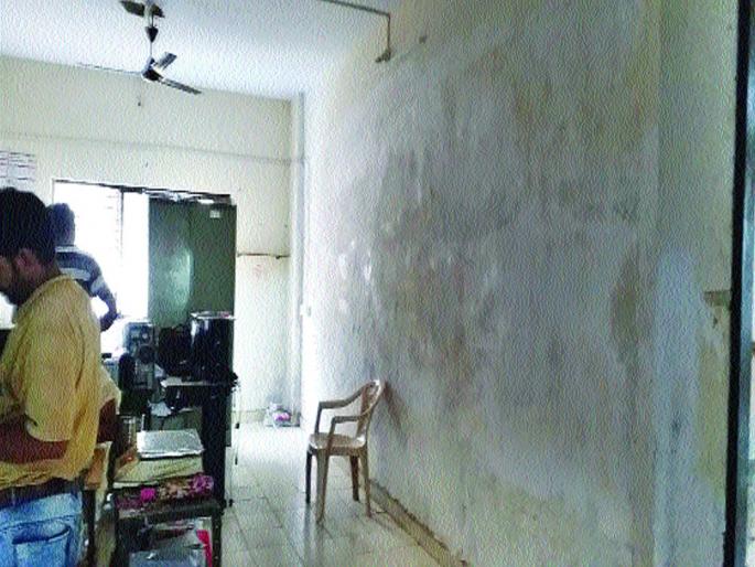 The wall of the Panvel Municipal Division office leaked | पनवेल महापालिकेच्या प्रभाग कार्यालयाच्या भिंतीला पाझर The wall of the Panvel Municipal Division office leaked | पनवेल महापालिकेच्या प्रभाग कार्यालयाच्या भिंतीला पाझर