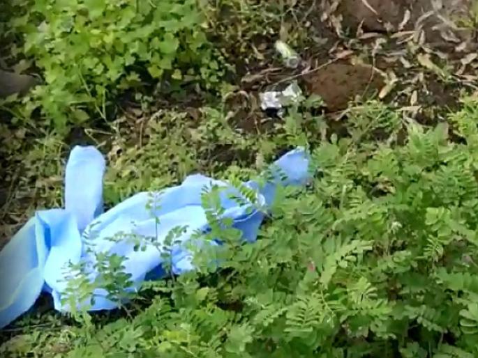 PPE kits were thrown from the ambulance | रुग्णवाहिकेतून पीपीई किट फेकल्या, चालकाचा बेजबाबदारपणा, गावक-यांनी हटकले PPE kits were thrown from the ambulance | रुग्णवाहिकेतून पीपीई किट फेकल्या, चालकाचा बेजबाबदारपणा, गावक-यांनी हटकले