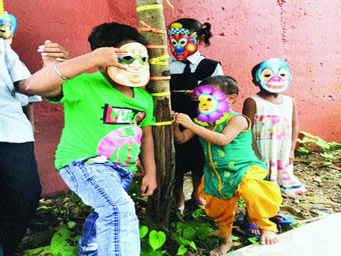 Friendship band formed by children of Sex workers | देहविक्रय करणाऱ्या महिलांच्या मुलांनी झाडांना बांधले फ्रेण्डशिप बॅण्ड  Friendship band formed by children of Sex workers | देहविक्रय करणाऱ्या महिलांच्या मुलांनी झाडांना बांधले फ्रेण्डशिप बॅण्ड