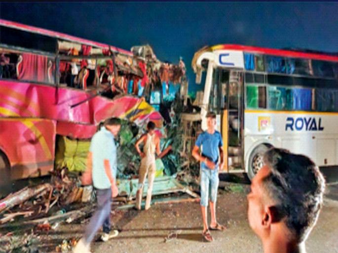 in darkness, banging and screaming; 20 people in the bus escaped | किर्रर्र अंधार, धडक अन् आरडाओरडा; दुसऱ्या बसमधील २० जण बचावले in darkness, banging and screaming; 20 people in the bus escaped | किर्रर्र अंधार, धडक अन् आरडाओरडा; दुसऱ्या बसमधील २० जण बचावले
