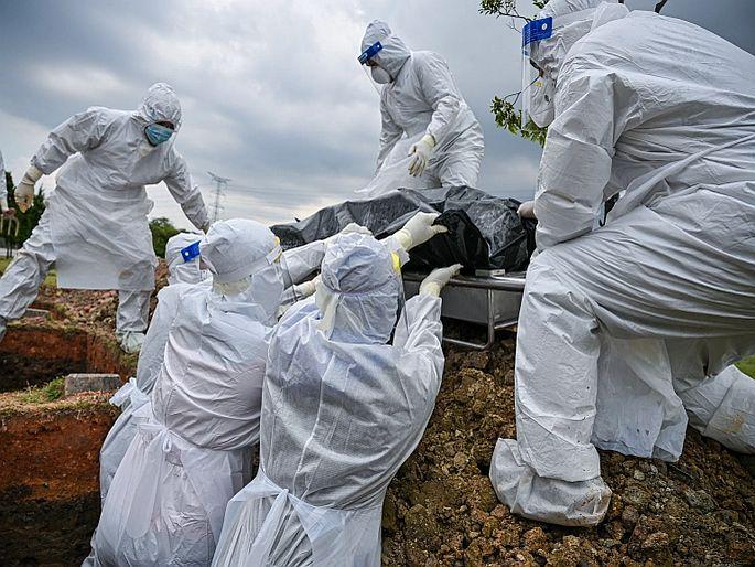 CoronaVirus Frightening coronavirus wreaks havoc in southeast asia death toll from infection increased | भयावह! मलयेशियावर कोरोनाचा कहर, परिस्थिती बिघडली; जमिनीवर उपचार, श्वासासाठी धडपडतायत रुग्ण CoronaVirus Frightening coronavirus wreaks havoc in southeast asia death toll from infection increased | भयावह! मलयेशियावर कोरोनाचा कहर, परिस्थिती बिघडली; जमिनीवर उपचार, श्वासासाठी धडपडतायत रुग्ण