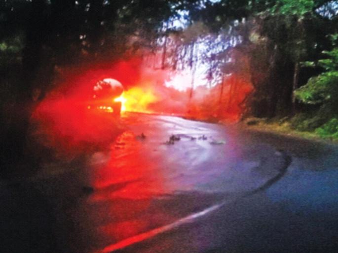 Tanker transporting gas on fire in Kashedi Ghat, queues of vehicles on the highway | कशेडी घाटात गॅस वाहतूक करणाऱ्या टँकरला आग, महामार्गावर वाहनांच्या रांगा Tanker transporting gas on fire in Kashedi Ghat, queues of vehicles on the highway | कशेडी घाटात गॅस वाहतूक करणाऱ्या टँकरला आग, महामार्गावर वाहनांच्या रांगा